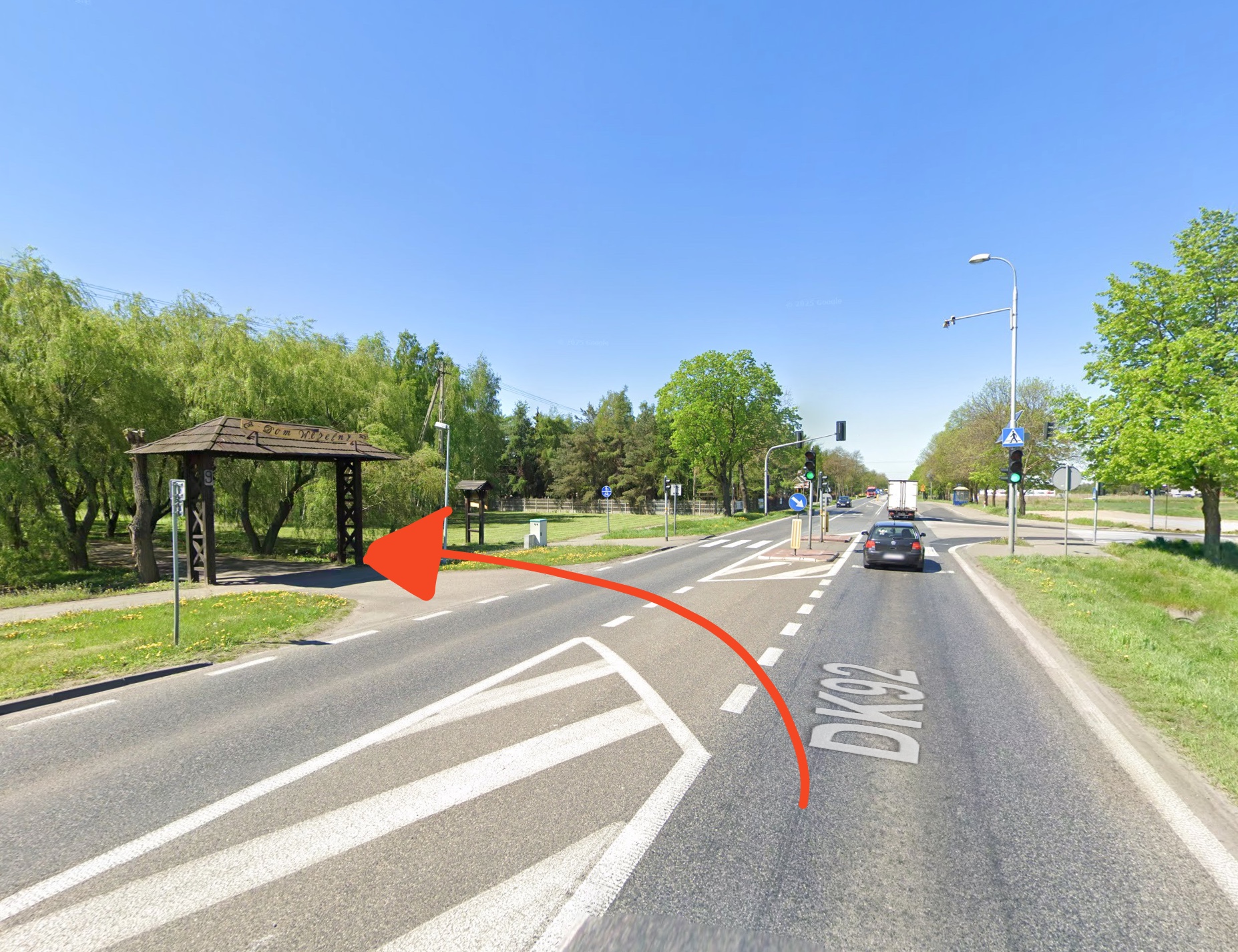 Lewo skręt przed światłami (jadąc z Warszawy)