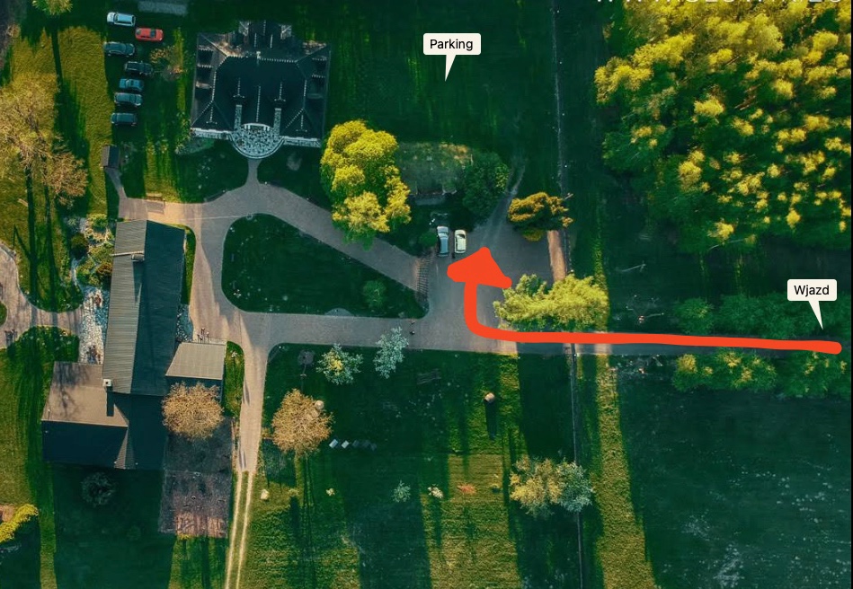 Widok z góry pokazujacy wjazd i parking